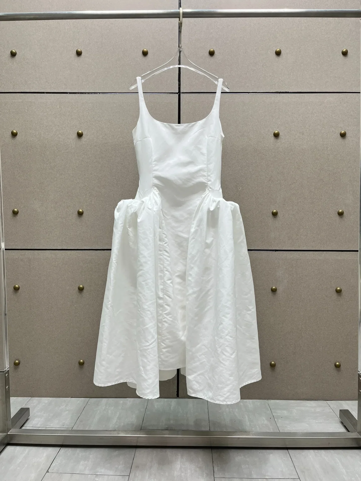 

Женское плиссированное платье средней длины, черно-белое Элегантное платье без рукавов по бокам, лето 2024