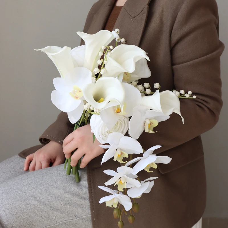Whitney White Elegant Rose Moth Orchid Waterfal Wedding Bouquet Calla Lilies centre de table mariage