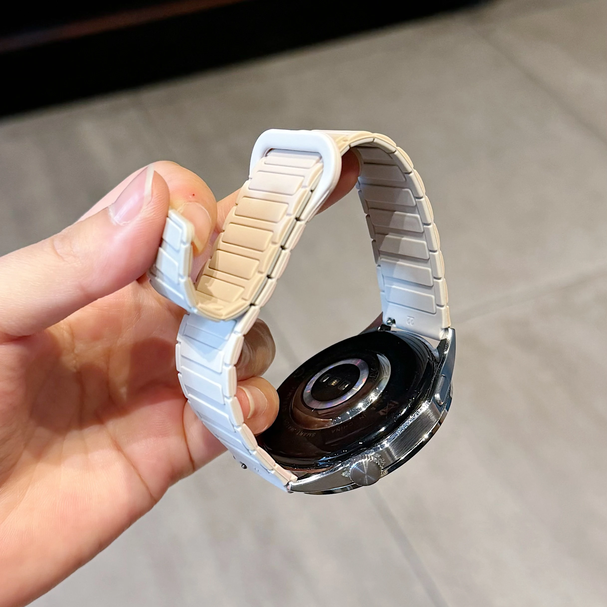 Magnetic Loop Silicone Strap - 22mm Adjustable Band