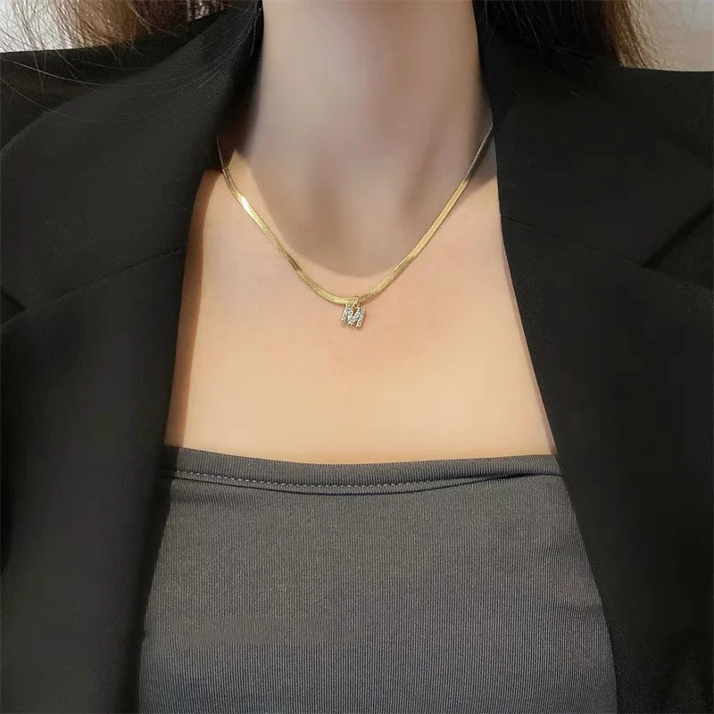 Vnox A-Z Winzige Damen-Anfangshalskette, kleiner Bling-Buchstabe-Mädchen-Kettenhalsband, goldfarbener, geschichteter Kragenanhänger aus Edelstahl – Detail 9