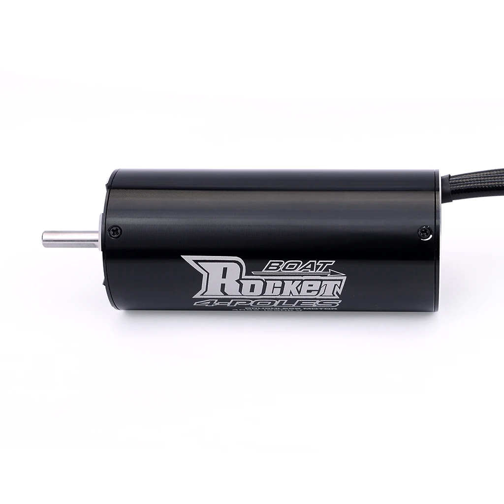 Moteur brushless haute performance pour bateau RC, connectique et câbles de puissance.