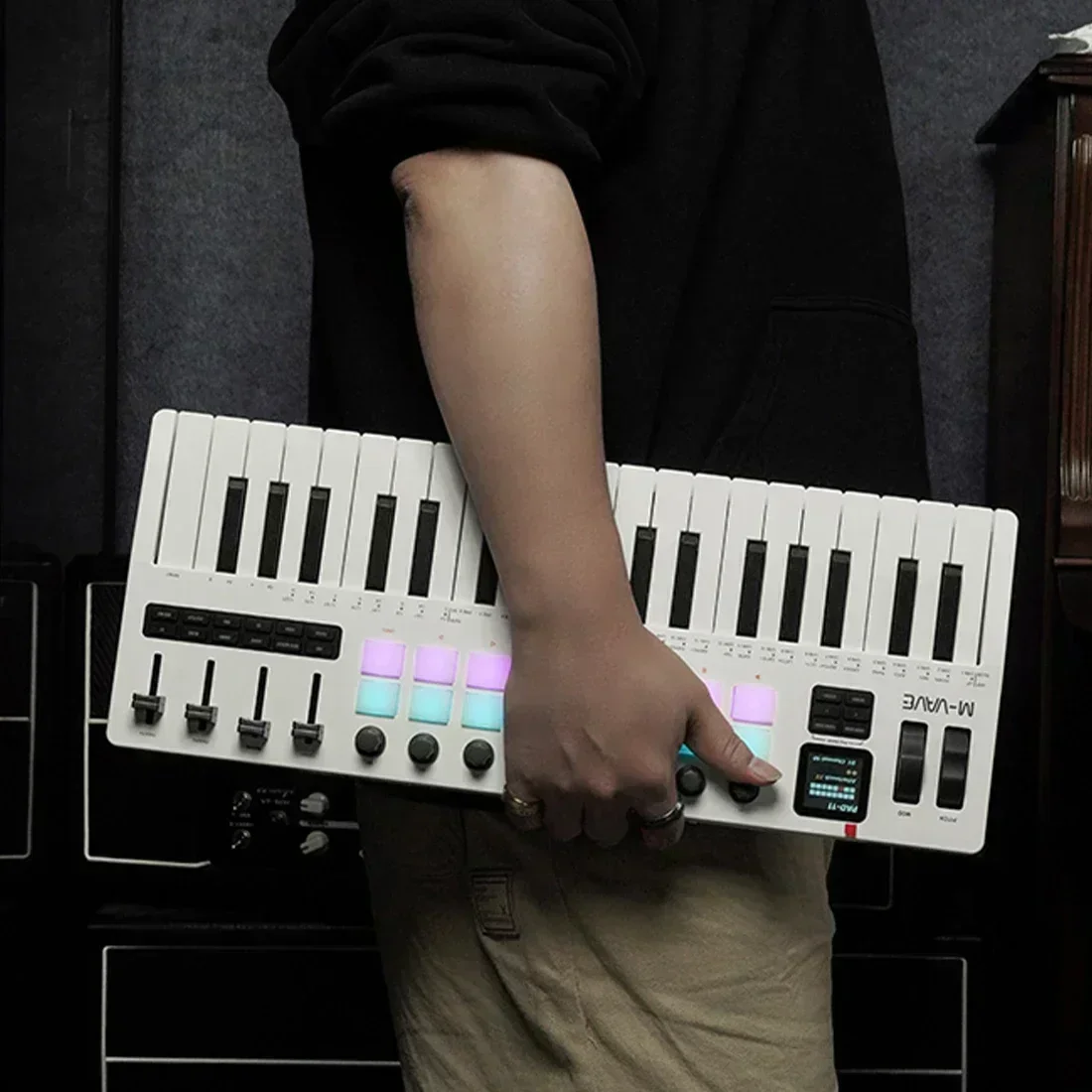 MIDI Keyboard M-VAVE SMK-37 Pro 37 Key MIDI Controller With Built-in Synth Engine 8 Knobs + 16 RGB Pads