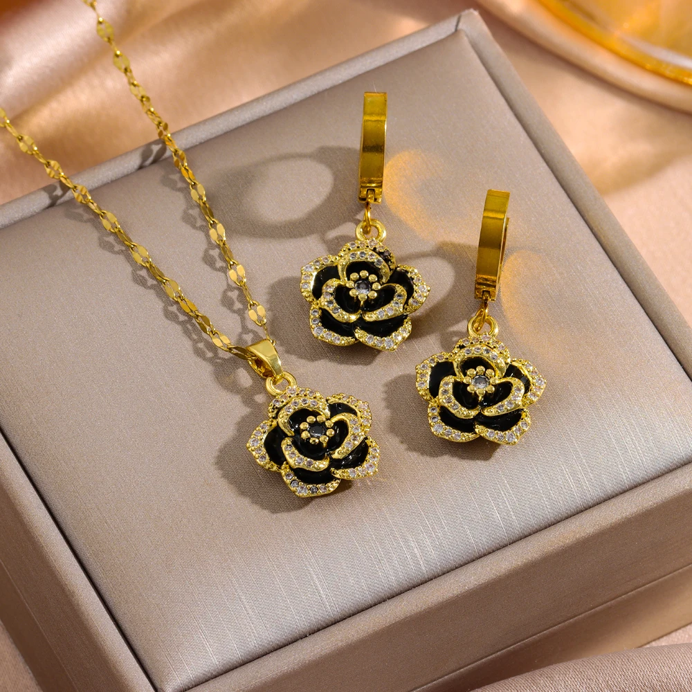 Luxuriöses, romantisches schwarzes Rosen-Halsketten- und Ohrring-Set für Damen, 18K vergoldeter Edelstahl-Schmuck, Halskette und Accessoires für Frauen.