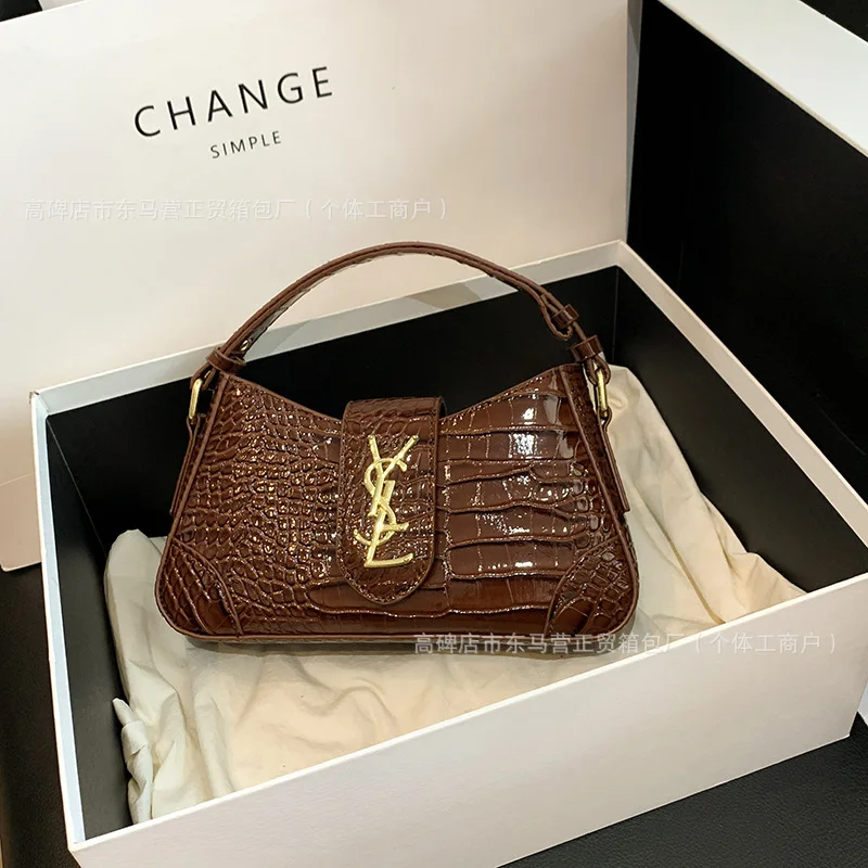 حقيبة كتف صغيرة منقوشة بملمس الحجر 2025