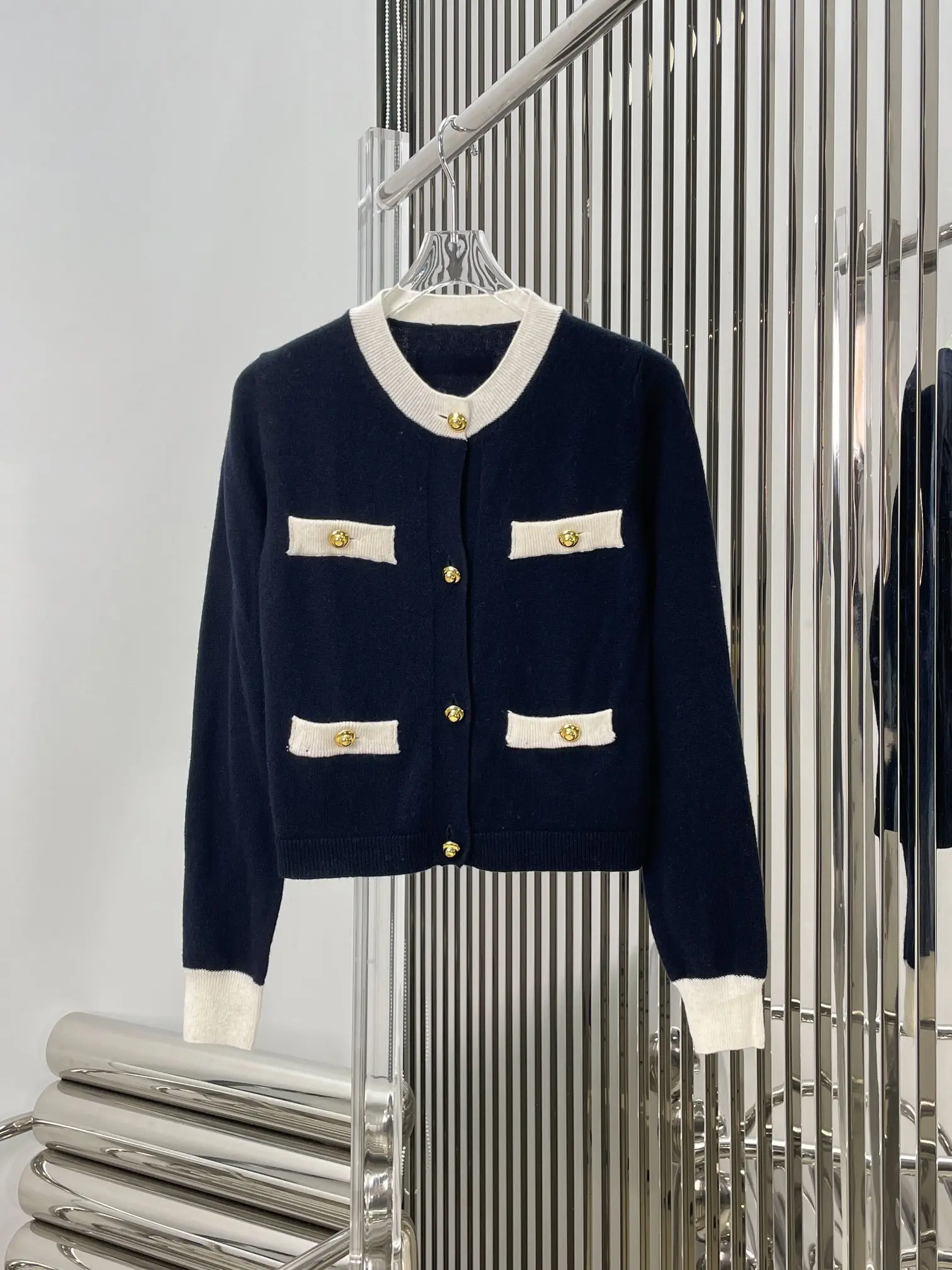 

23 Early spring new color collision stitching retro gold buckle cashmere slim short crewneck knitted cardigan