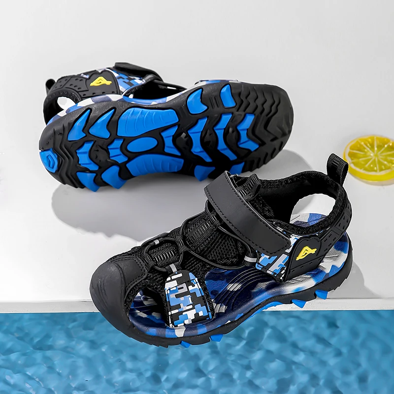 어린이 샌들 소년 통기성 미끄럼 방지 부드러운 단독 여름 해변 신발 조절 가능한 스트랩이있는 야외 경량 어린이 샌들