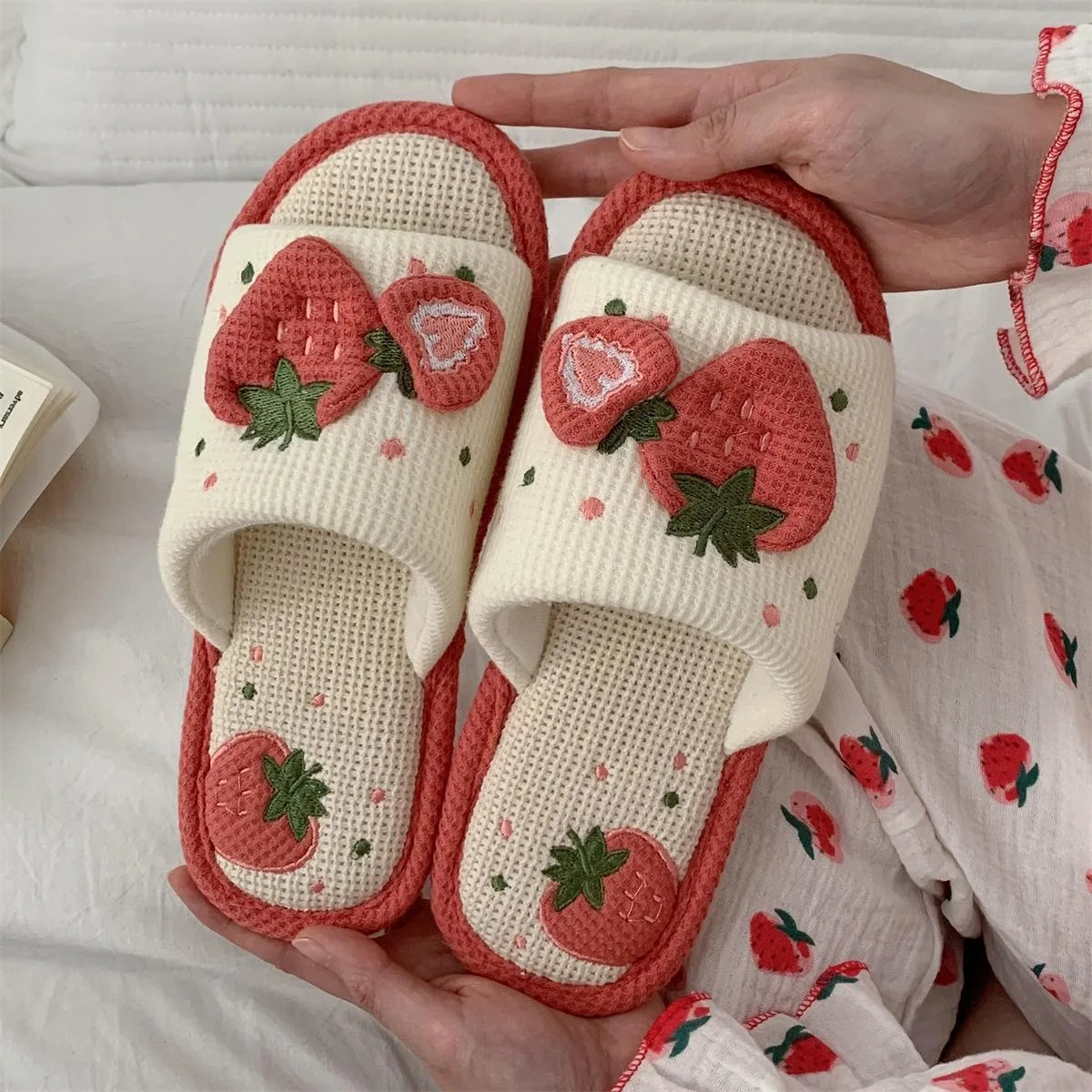2023 New Fashion Soft Ladies Casual Cute Strawberry Pattern Design Comfortable Female Linen Home Slippers — view 6