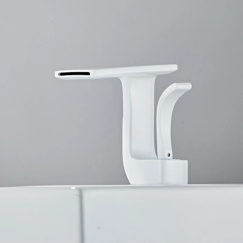 bacia branca e dourada, Misturador de água