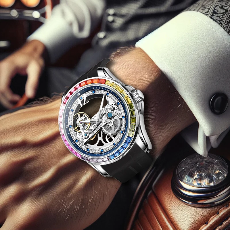 Primo piano del polso di un uomo che indossa il PACOSHOP24.COM Orologio automatico scheletrato tourbillon uomo con strass arcobaleno, vestito con un abito con polsino bianco, seduto all'interno di un'auto di lusso in pelle.