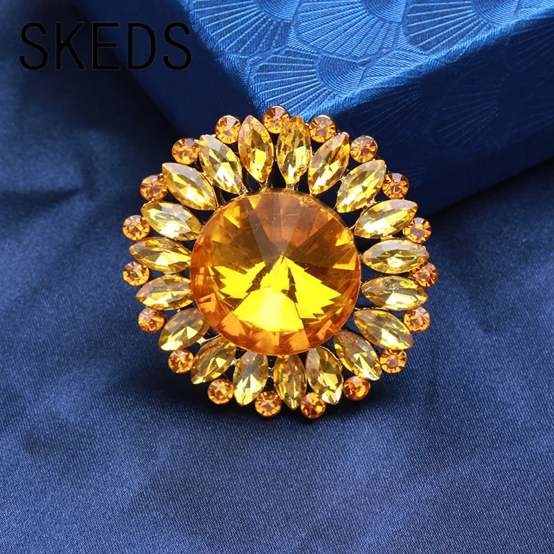 

SKEDS Women Luxury Big Rhinestone Brooches Pins Shiny Boutique Vintage Badges Party Banquet Crystal Corsage Jewelry For Lady