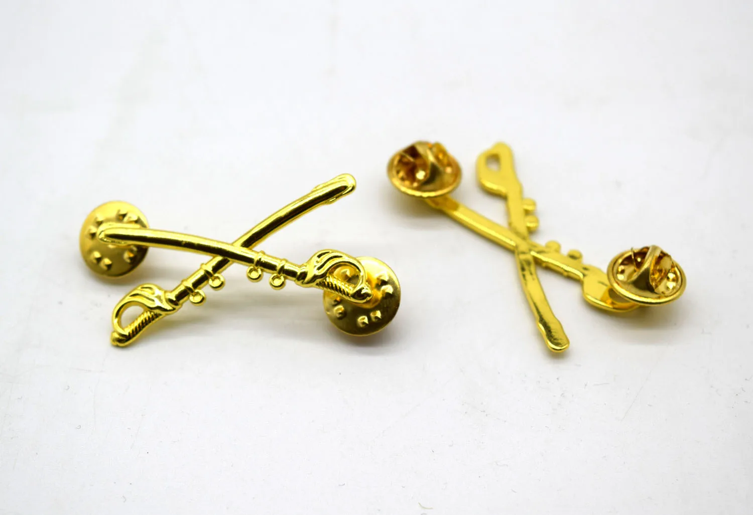 PAIR OF US ARMY CAVALRY SWORDS METAL BADGES Insignia PIN Military Reenactments