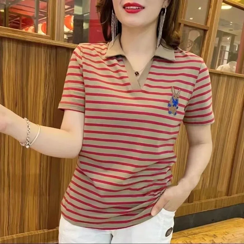 Camiseta holgada y elegante de manga corta para mujer, jersey de retales con cuello tipo POLO y bordado a rayas, 2024