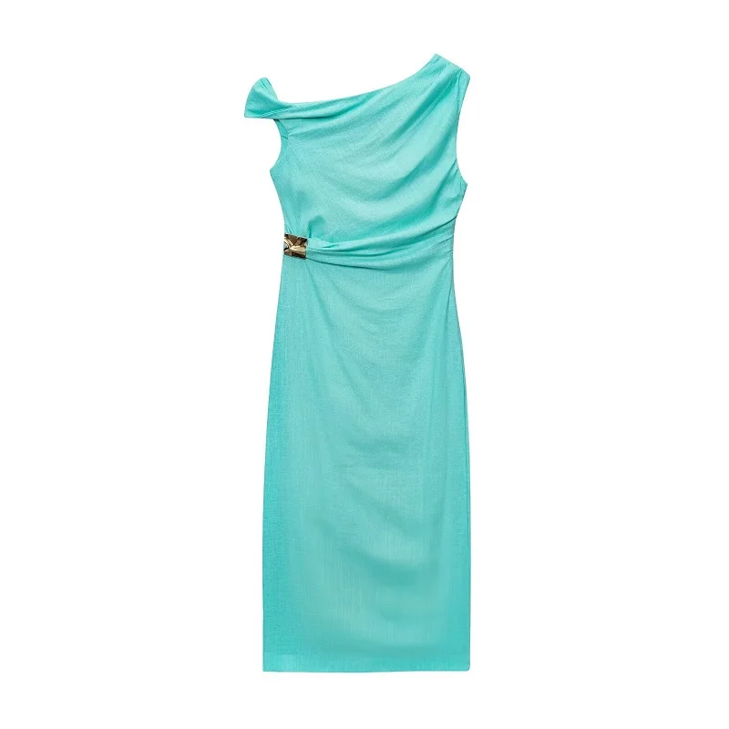 فستان نسائي طويل بثنيات وكتف مكشوف