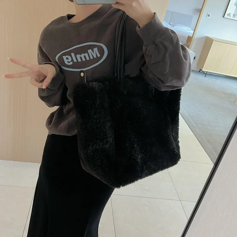 Large Capacity Women's Plush Shoulder Bag Luxury Faux Fur Shoulder Bag New Winter High Quality Plush Shoulder Bag
