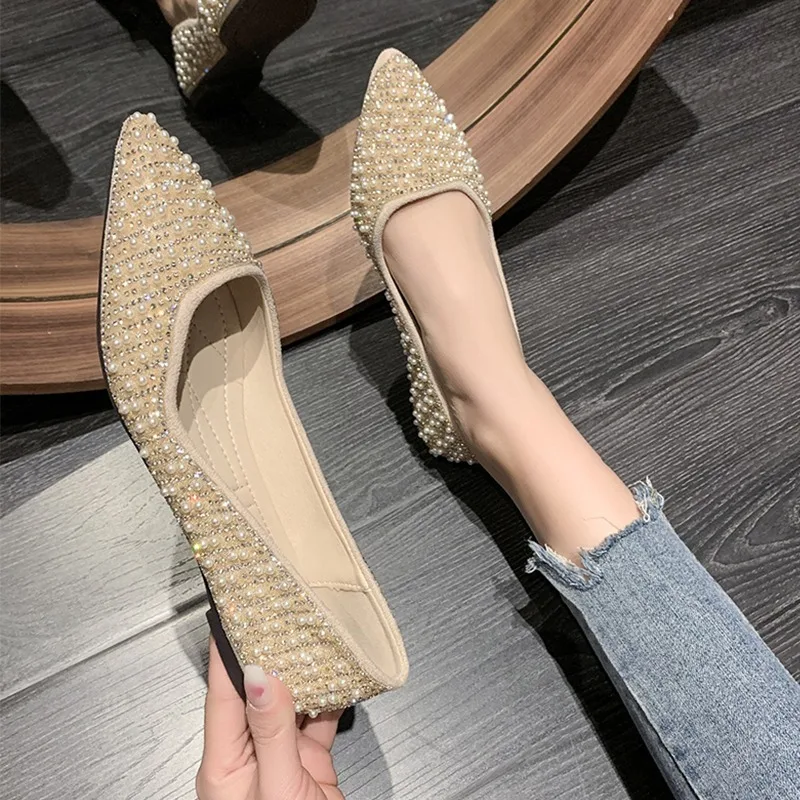 

Женские босоножки на плоской подошве, с острым носком и бусинами