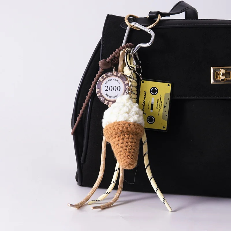 Handgefertigter Häkel-Eiscreme-Waffel-Taschenanhänger mit Vintage-Kassetten- und Pokerchip-Anhänger, geflochtener Seilquasten-Schlüsselanhänger für Rucksack