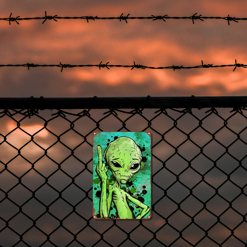 1pcs Green Alien Metal Wall Decor, Sci-Fi Extraterrestrial Theme for Rooms, Vintage Metal Signs, Tin Signs Home Decor, 20x30cm
