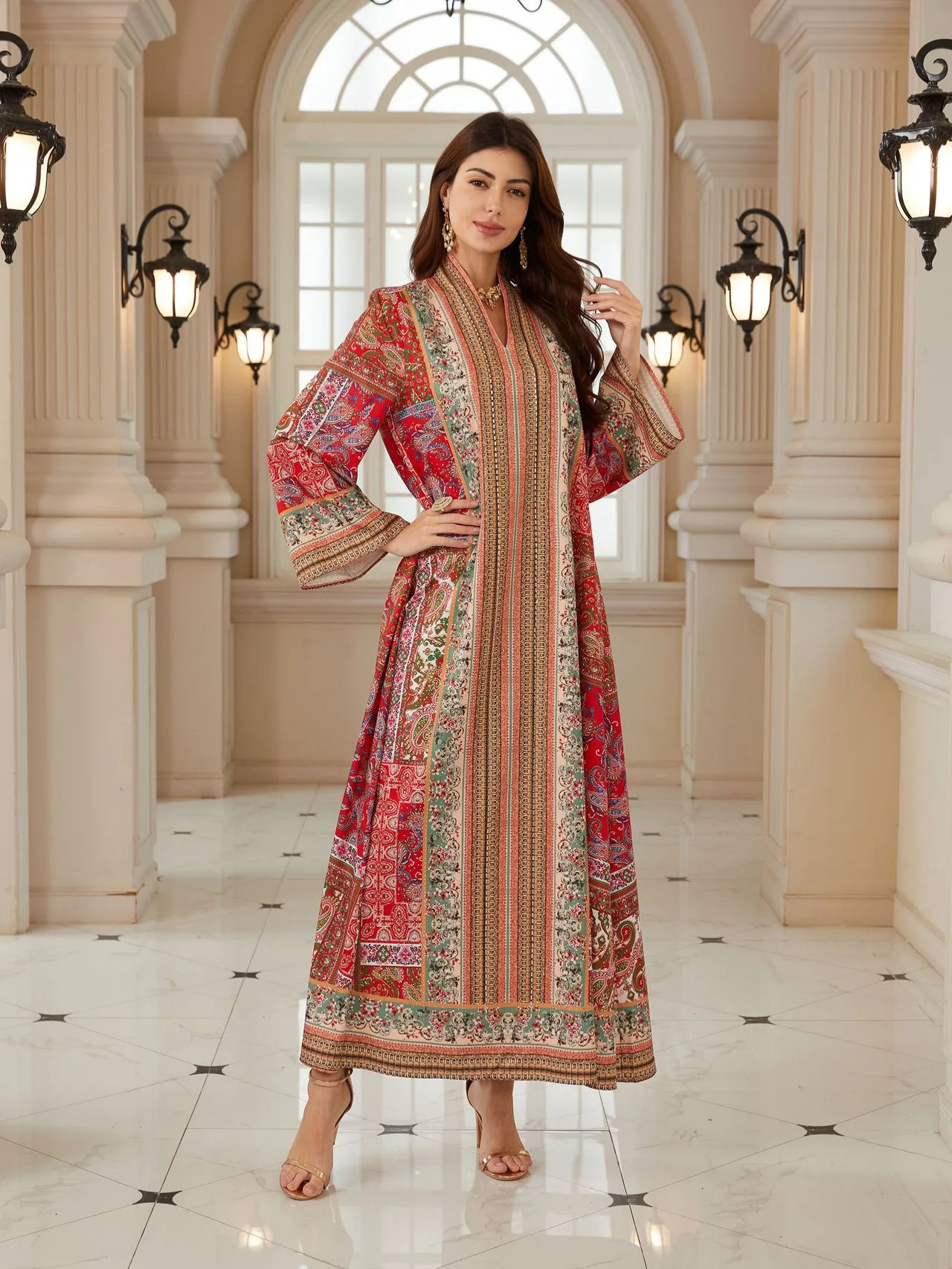 جلابية بنقوش تراثية ملونة