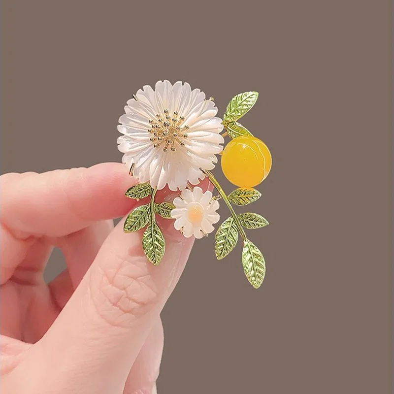 

1PC Fashion Small Daisy Flower Brooch Women Clothing Coat Jewelry Party Accessories Gift