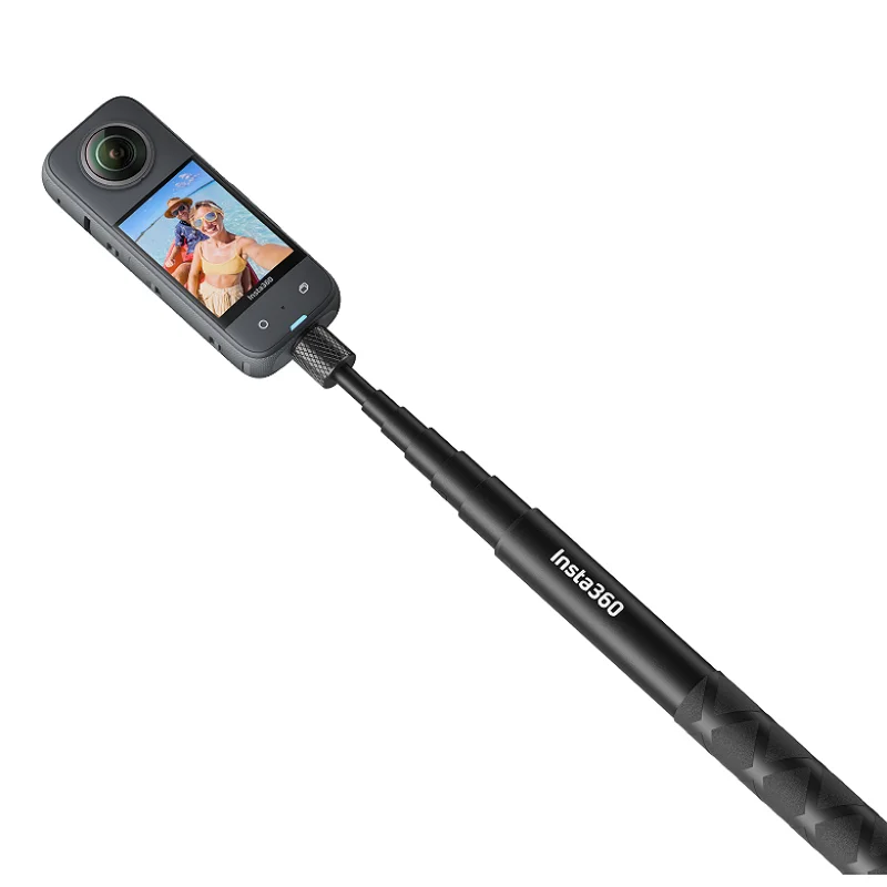 Bâton Selfie Invisible Insta360 114 cm en action, étendu pour capturer des selfies grand-angle sans que l'embout n'apparaisse