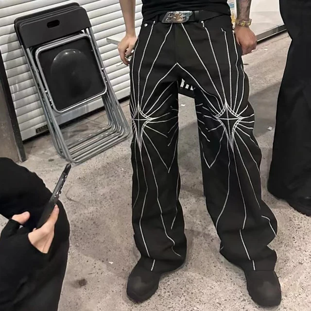 サグクラブ スパイダーウェブ刺繍デニムパンツ ストリートウェア スパイダーウェブ刺繍ブラックジーンズ男性と