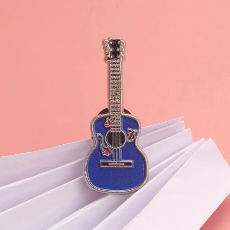 Vintage blaue Akustikgitarre Emaille Pin – Retro Musikliebhaber Brosche für Gitarristen