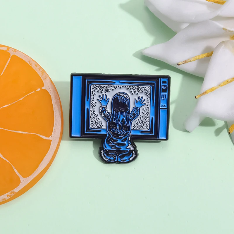 Polter geist Horrorfilm Brosche Emaille Pin 80er Jahre Film Charakter Halloween Metall Abzeichen Revers Tasche Zubehör Punk Schmuck Großhandel – Detail 5