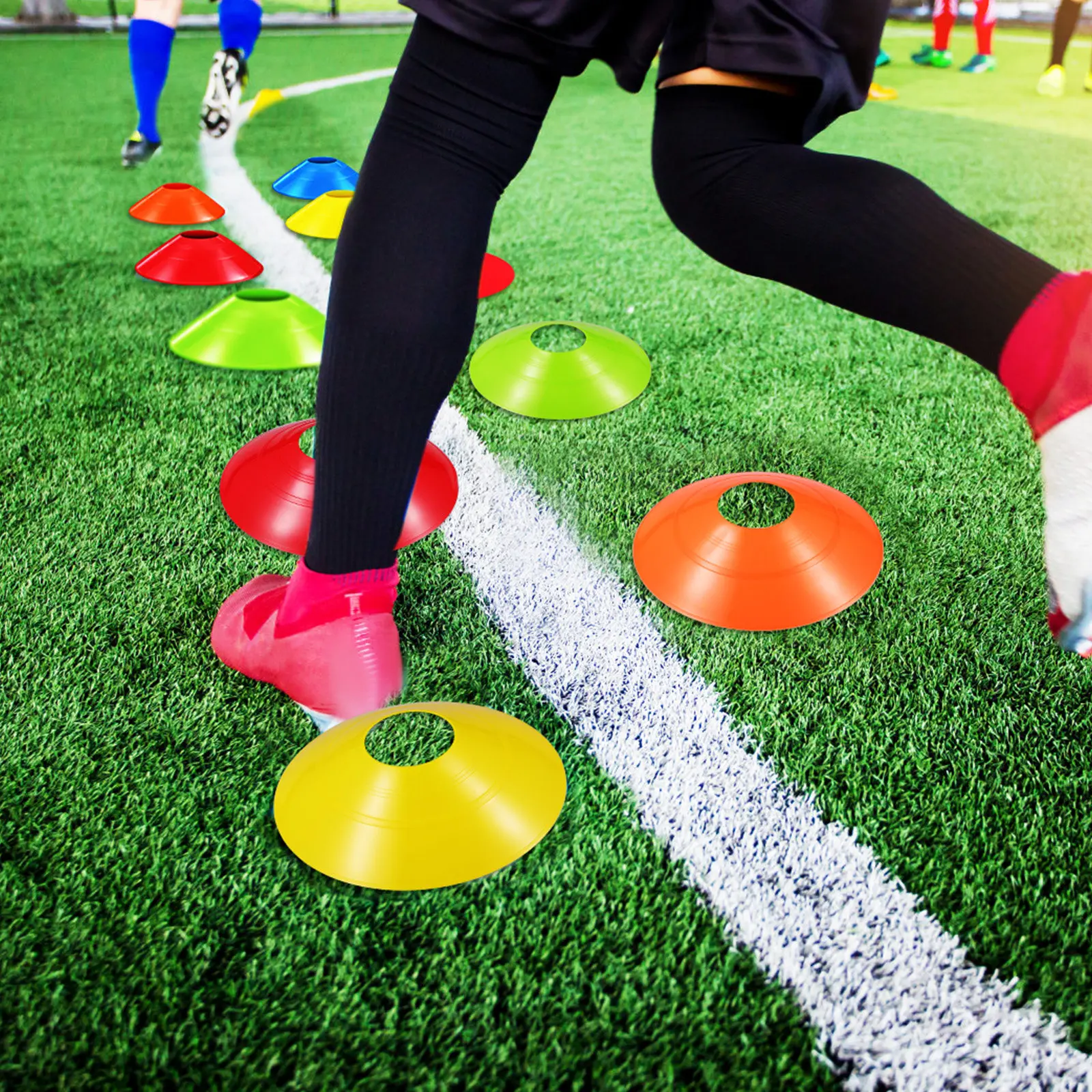 30개 다채로운 축구 훈련 콘 PE 소재 축구 드릴 민첩성 훈련 스포츠 코칭 장비