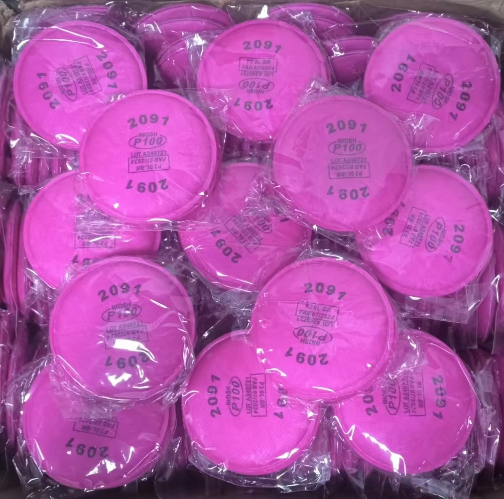 Détail des filtres à charbon 2097/2091, empilés, avec étiquette indiquant la norme de protection respiratoire professionnelle.