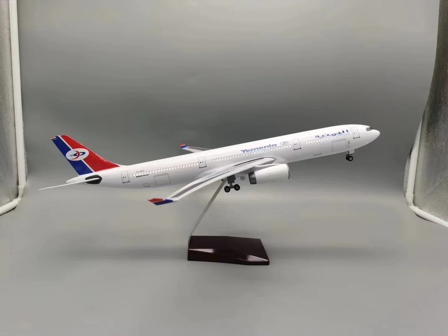 

47cm 1:135 Scale 330 A330 Model Yemen International Airways Die-Cast Resin Airplane with Lights and Landing Gear Model Airplane