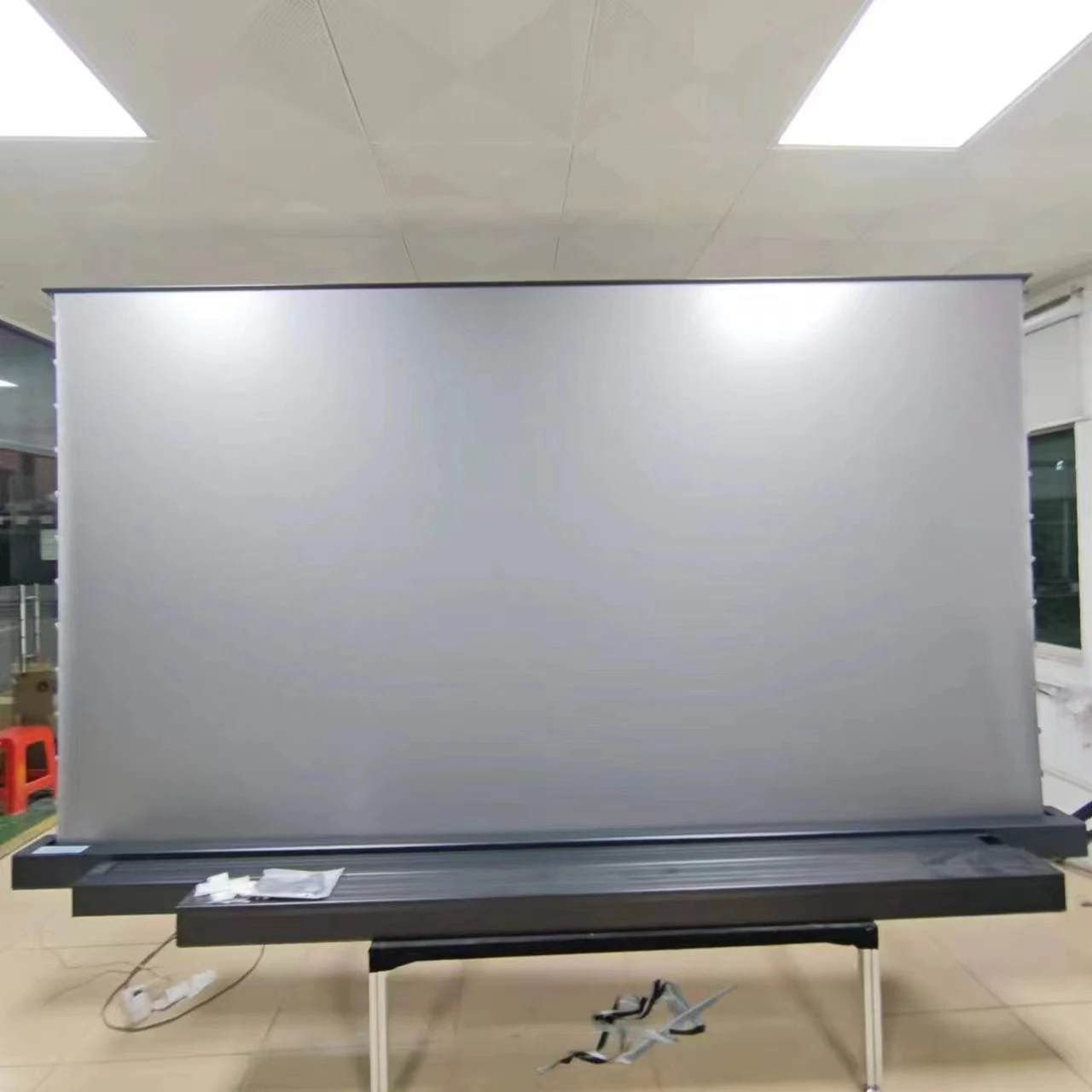 新品・即日発送】92インチ フロアアップ式電動スクリーン 抗光