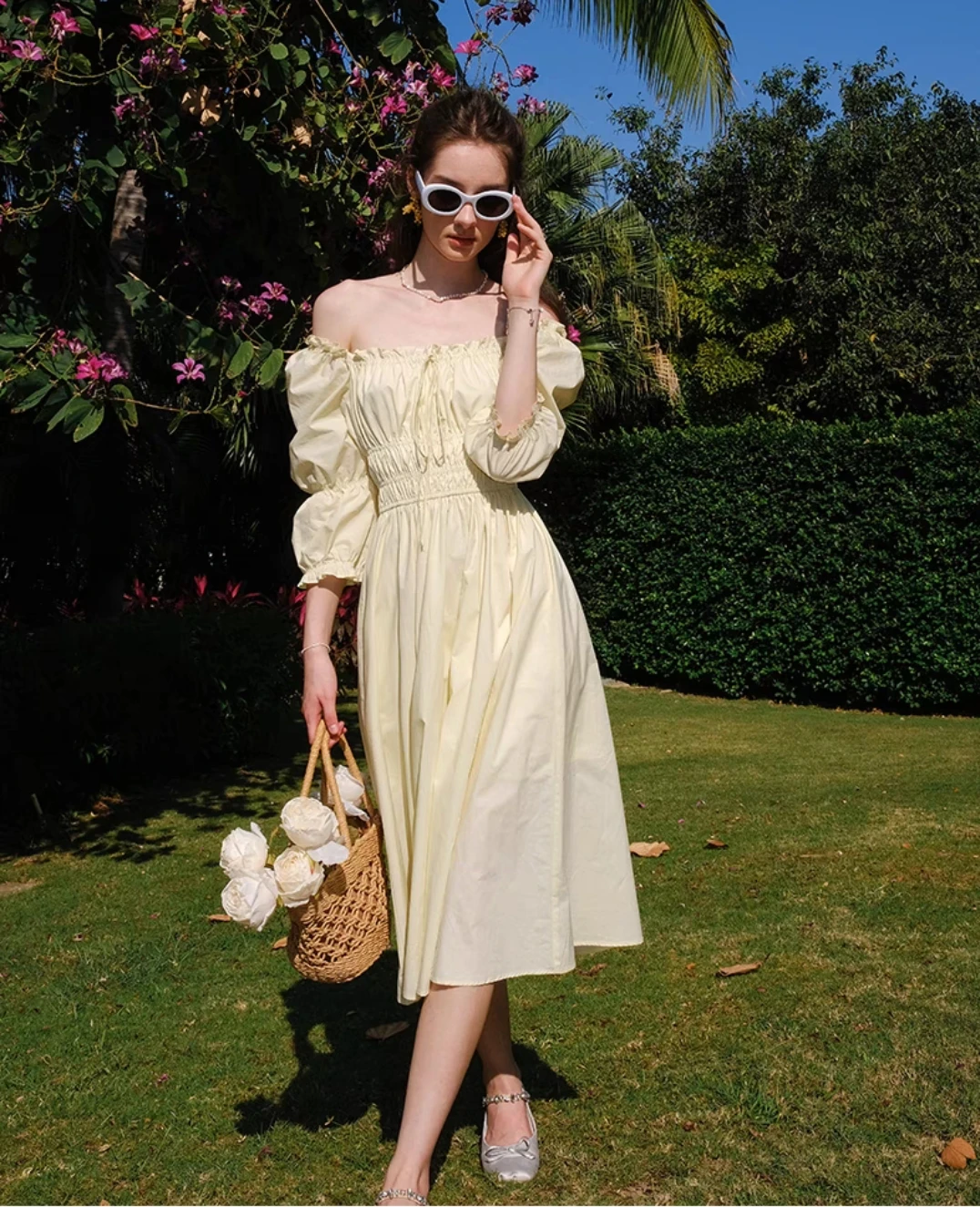

2023 Summer New Light Yellow French Vacation Style One Line Neck Lotus Joint Mid Sleeve Design Waist Wrapped Women's Dress