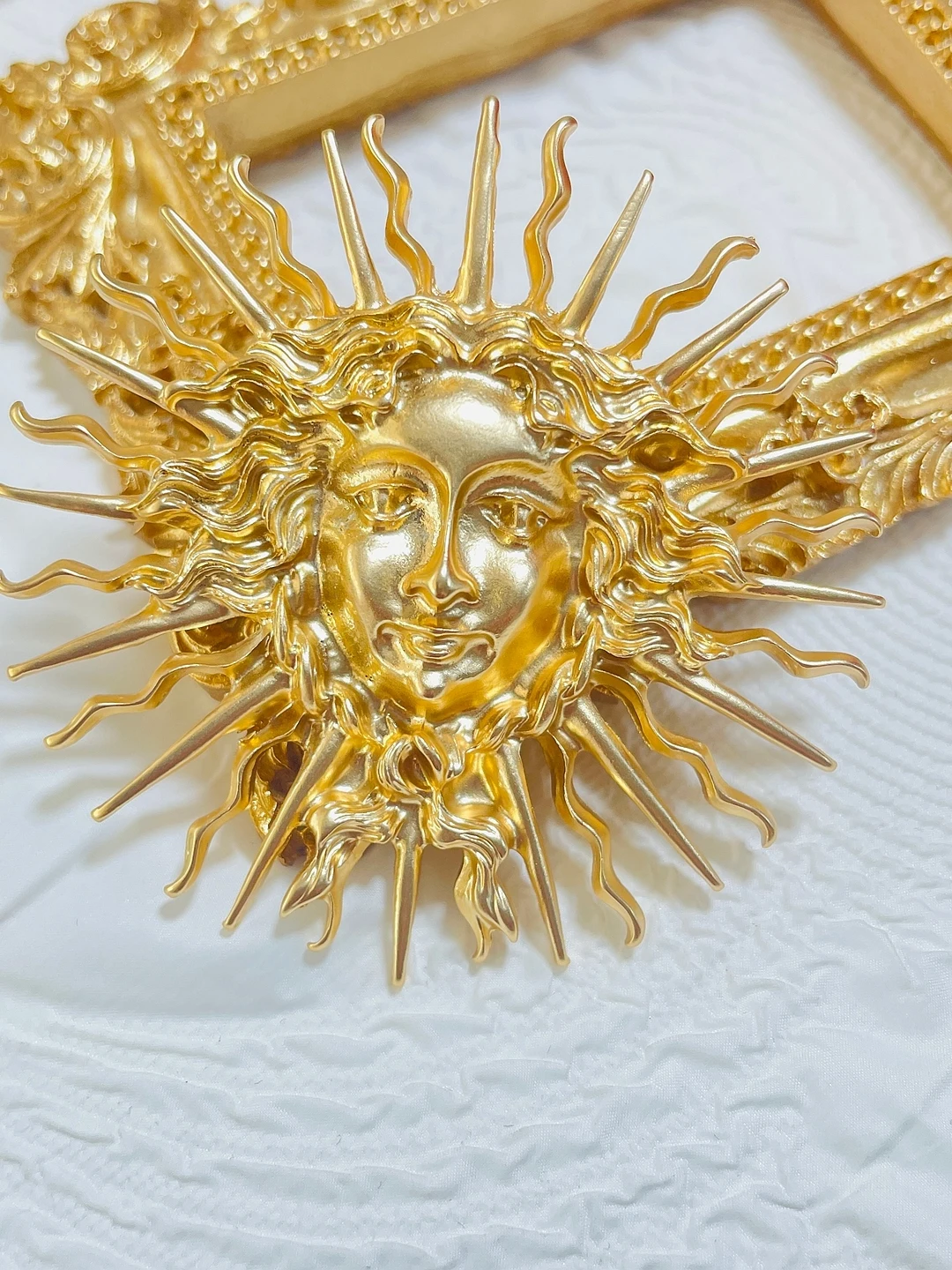 Sun Godd Brooch Pin Retro Plating Matte  Gold Alloy Mid-Century Exaggerated Pin for Clothing Decoration Faion Jewelry