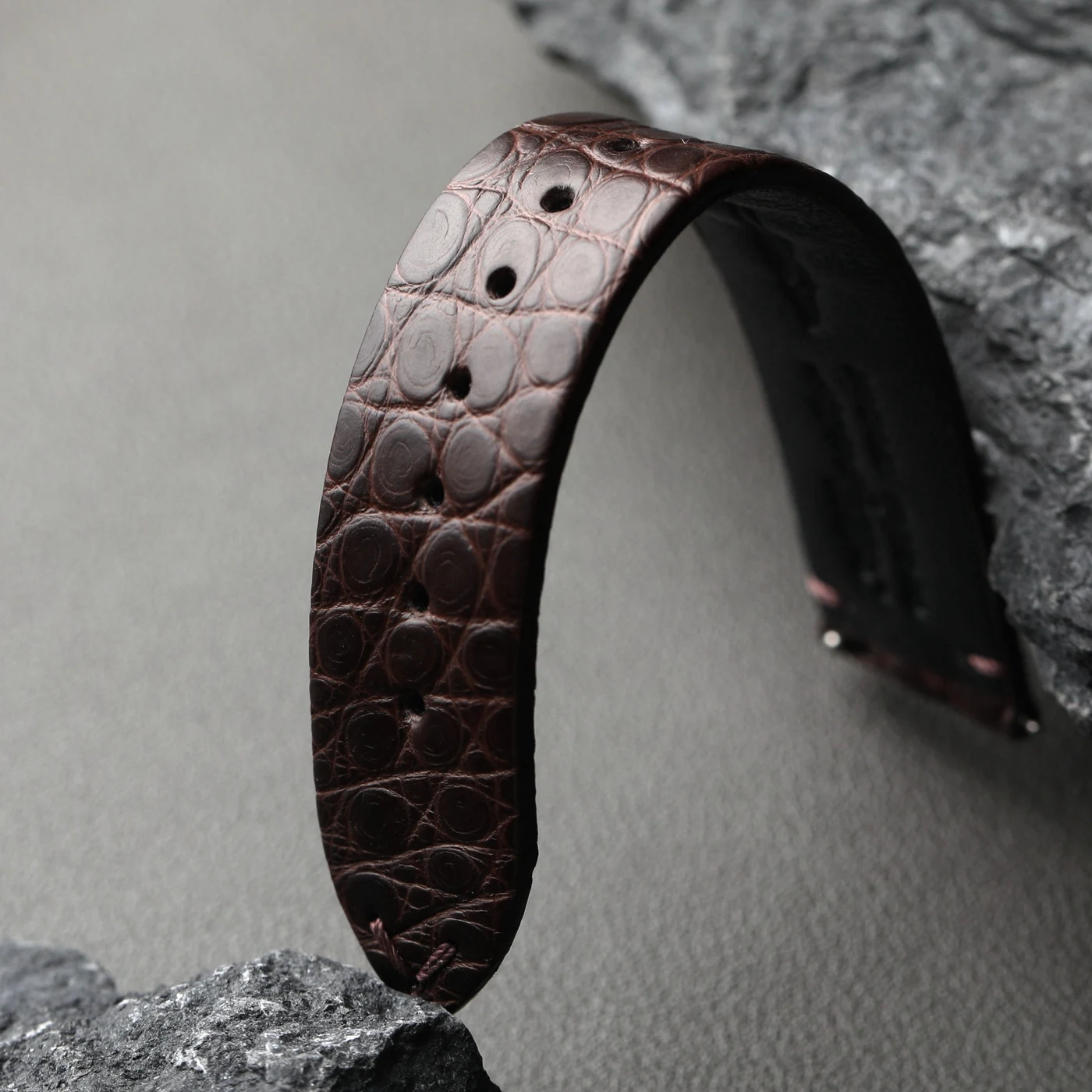 Hochwertiges Krokodillederarmband, 18 19 20 21 22 mm. Schwarzbraunes, weiches, schnell lösendes, luxuriöses Herren- und Damenarmband aus Leder – Detail 6