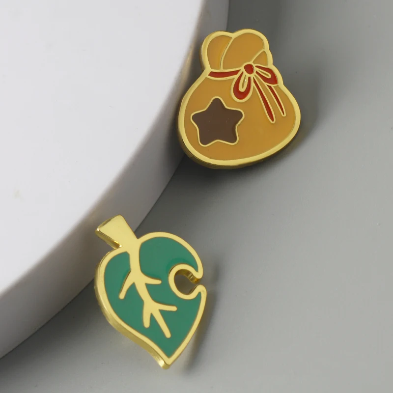 Game brooch Cartoon Animal Crossing pins brooch for backpacks badges game money purse and leaf enamel badge accessories jewelry brooches