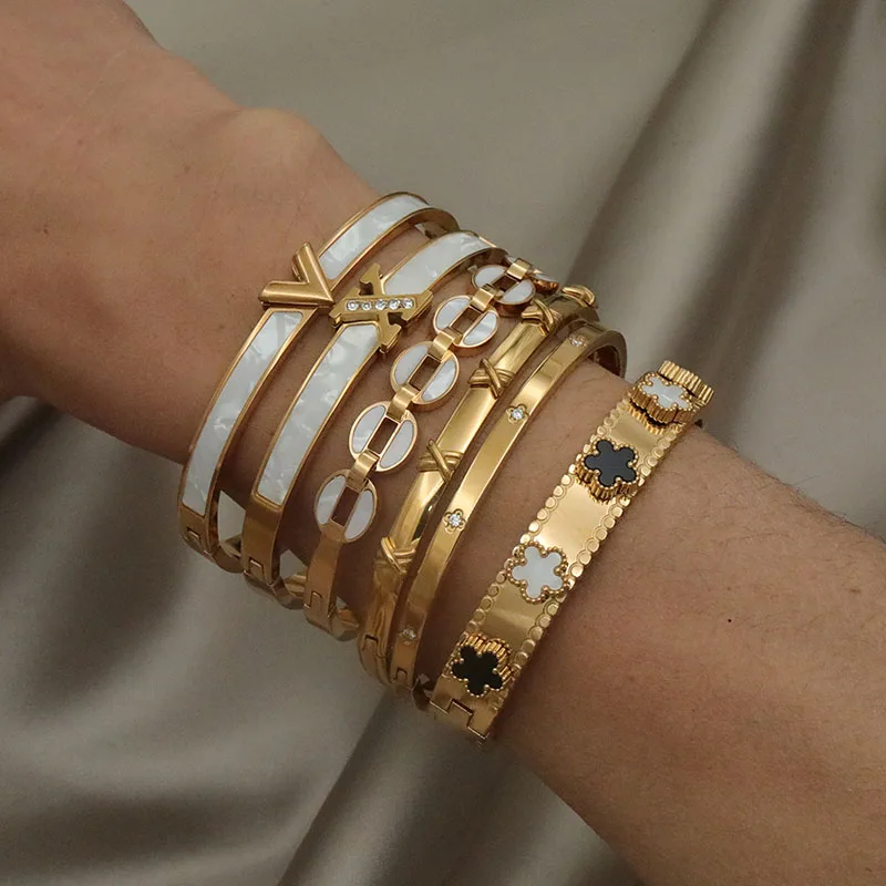 Classic Stainless Steel Letter V Charm Bracelet for Women Metal Flower Bracelets Rust-proof Wrist Jewelry Gift Party