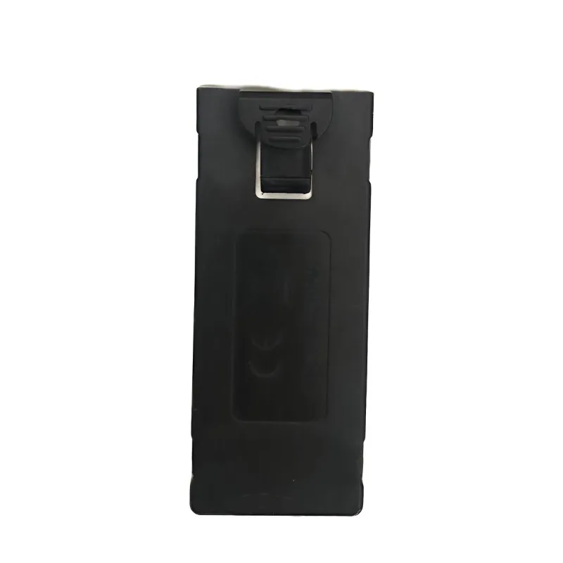 Batterie de Drone M6 3.7V 2500mAh tenue en main pour montrer sa taille compacte.