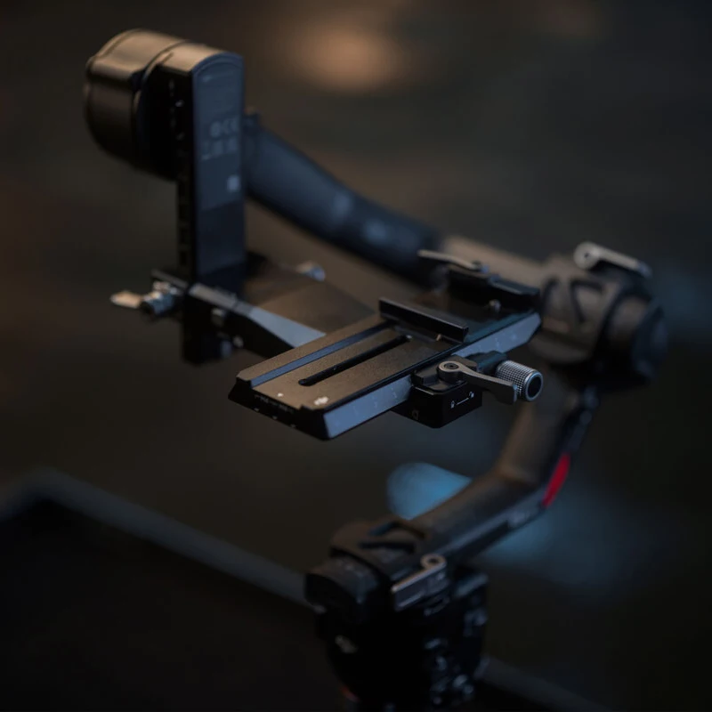 Plaque inférieure à dégagement rapide pour DJI RS Pro 2024 montrant les vis de fixation et le système de glissière.