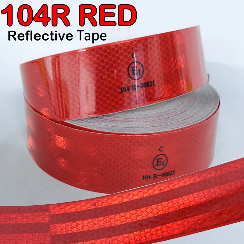 Rouleau de ruban adhésif réfléchissant haute visibilité pour sécurité et balisage, posé sur une surface sombre montrant son effet lumineux.