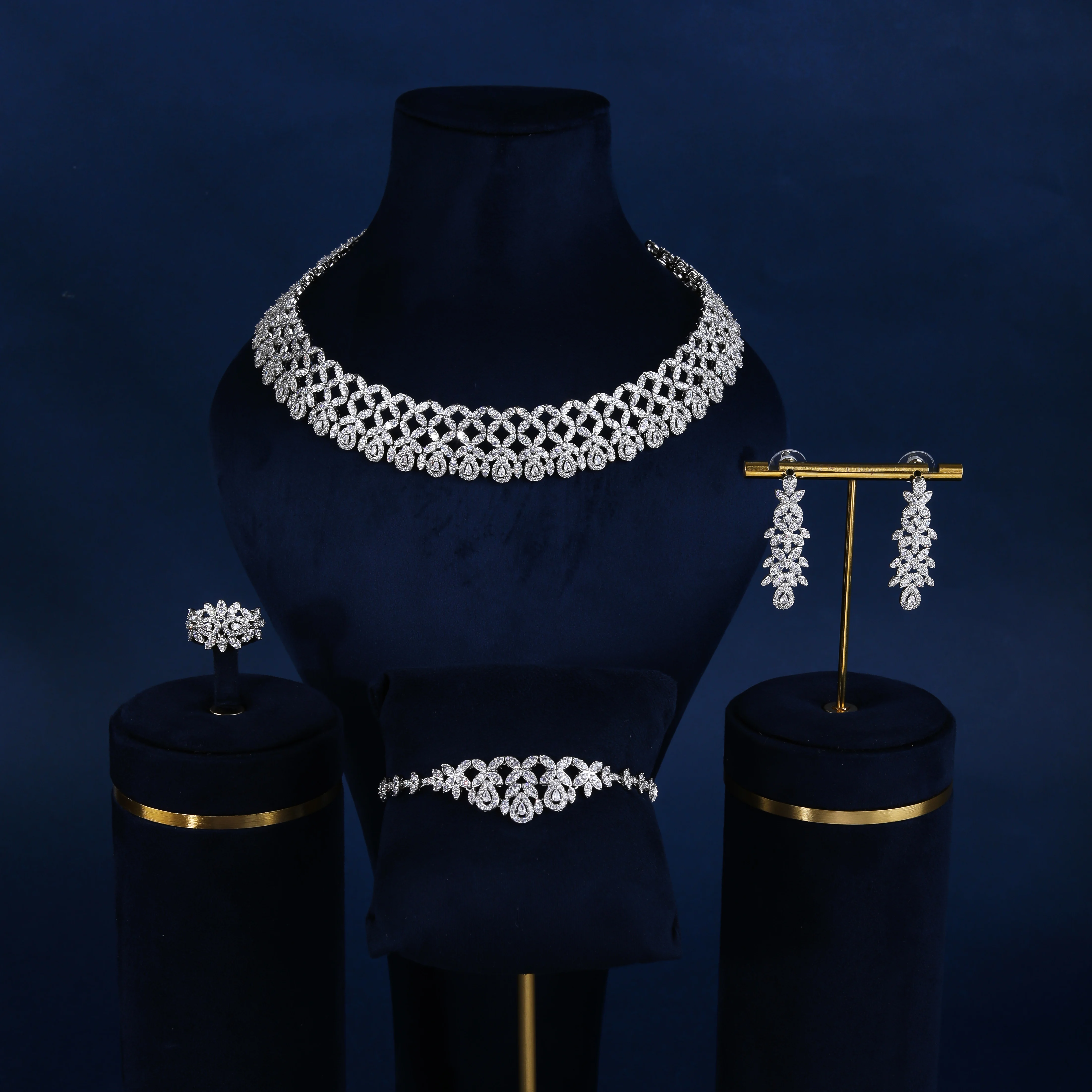 

4pcs Banquet Luxury Rhodium Platinum Plating Jewelry Set Hollow Out With 3A Zircon Choker Design For Party Wedding Bridal