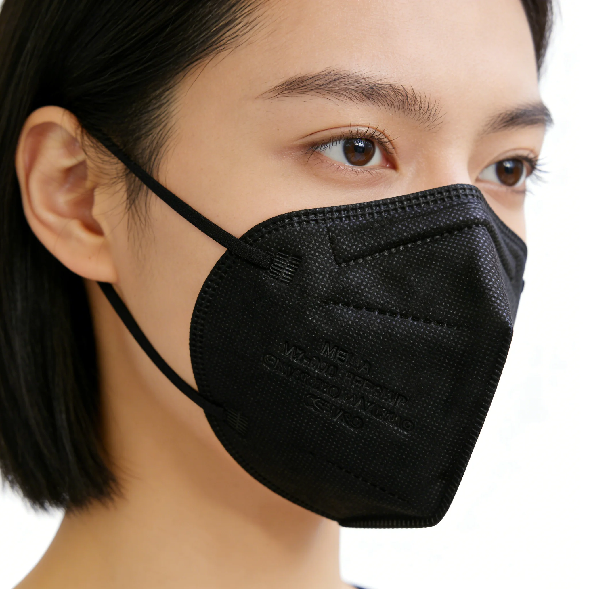 Vue de face d'un masque FFP2 avec le marquage CE et EN149, détaillant la couche de filtration, idéal pour achetez vos masques FFP2 par lot de 25 ou 50.