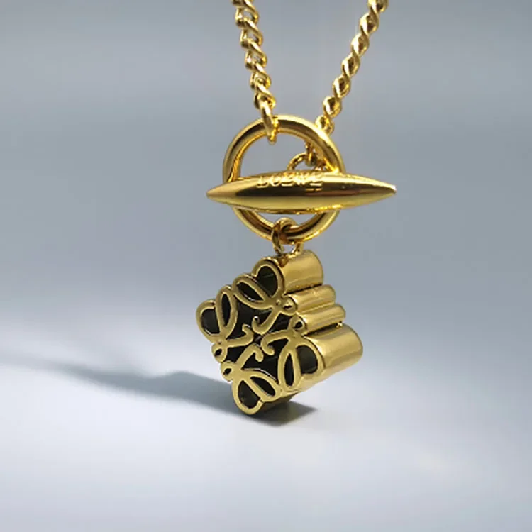 

S925 Sterling Silver Necklace Female Geometric Hollow Out Pendant Light Luxury Fashion Versatile Gold Plated Collar Necklace