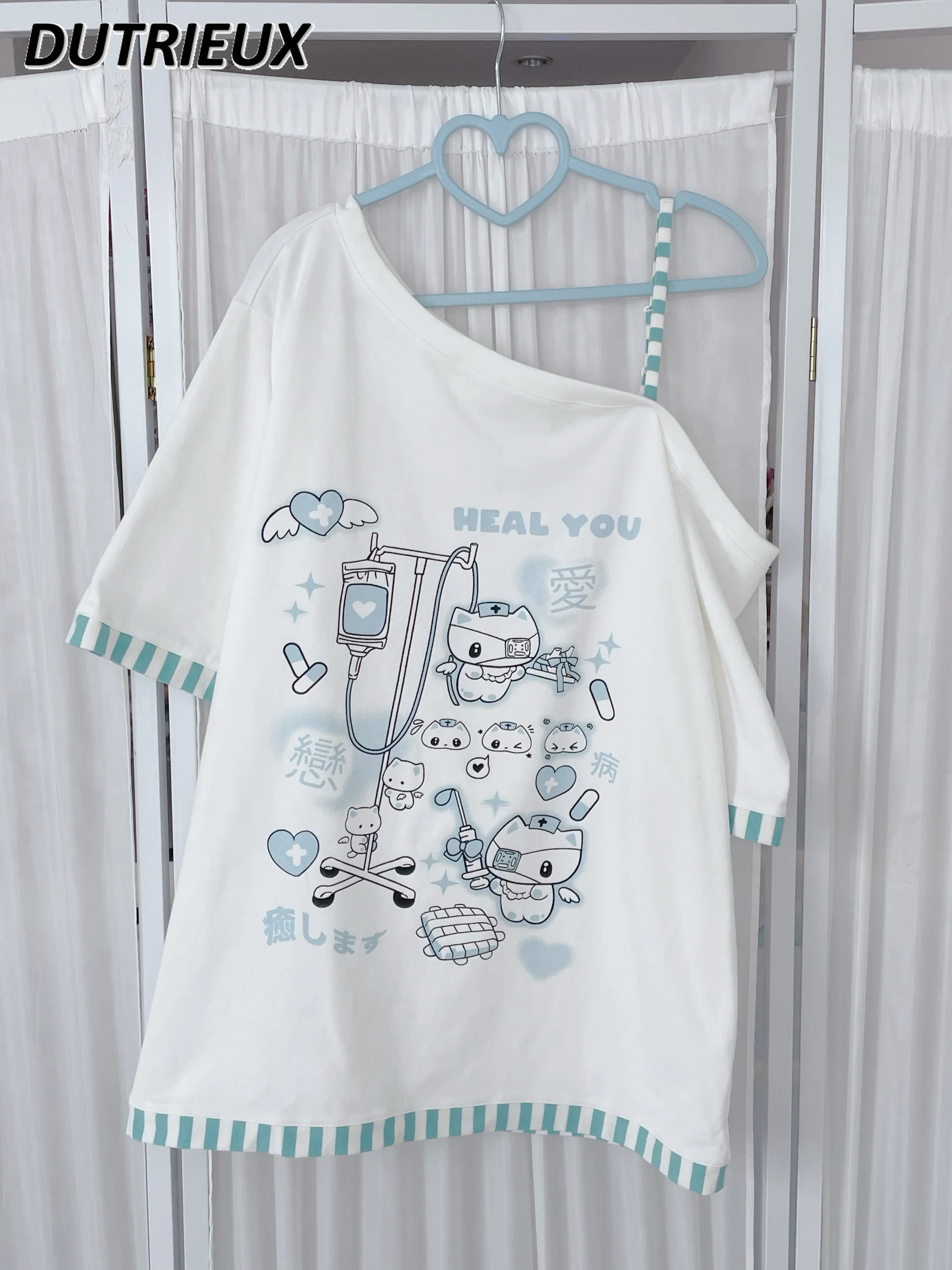 

Свободная футболка в японском стиле с мультяшным принтом, в полоску, с открытыми плечами, летняя хлопковая футболка, Универсальный милый топ для девочек с коротким рукавом