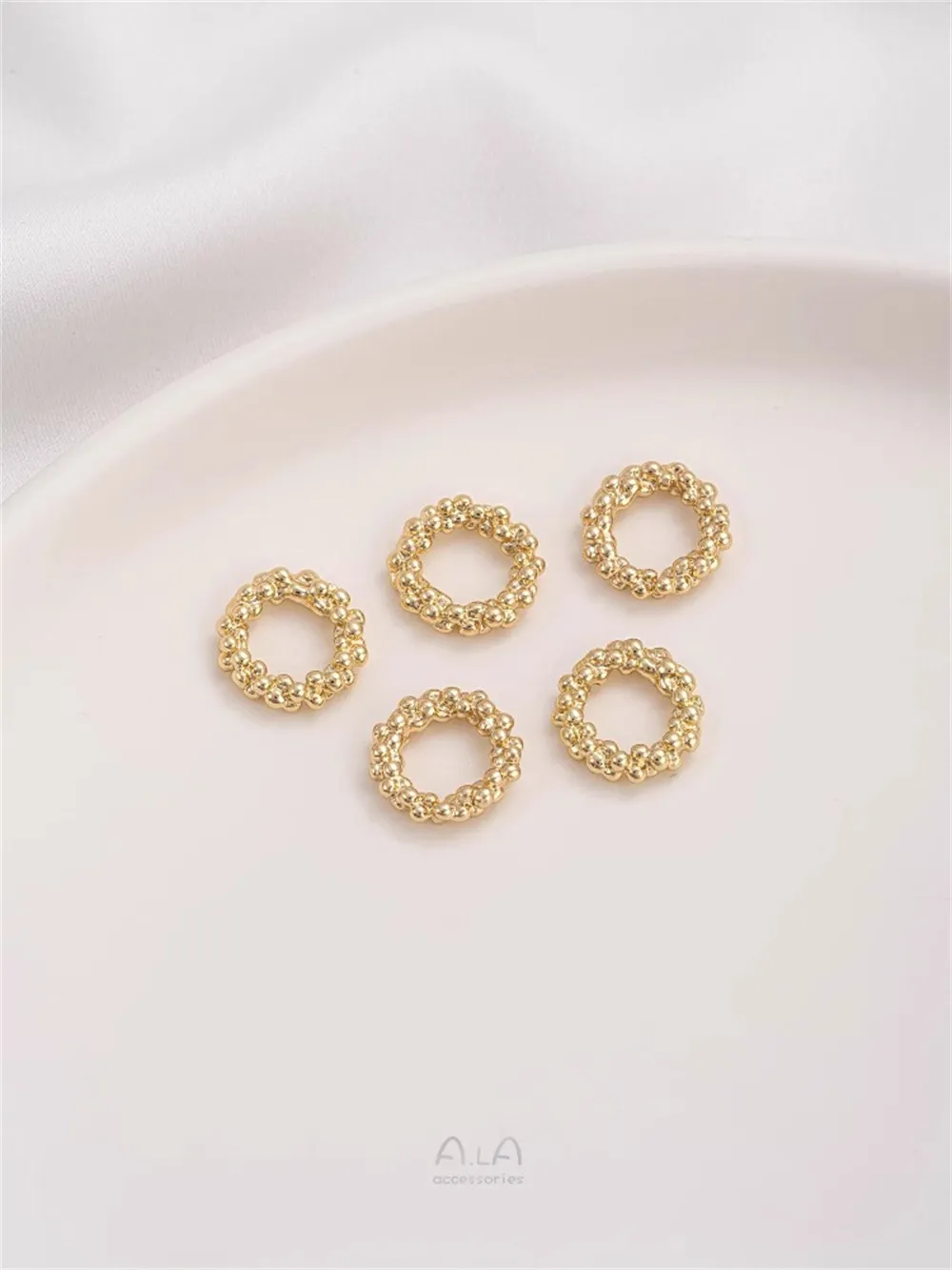 Позолоченная вогнуто-выпуклая замкнутая