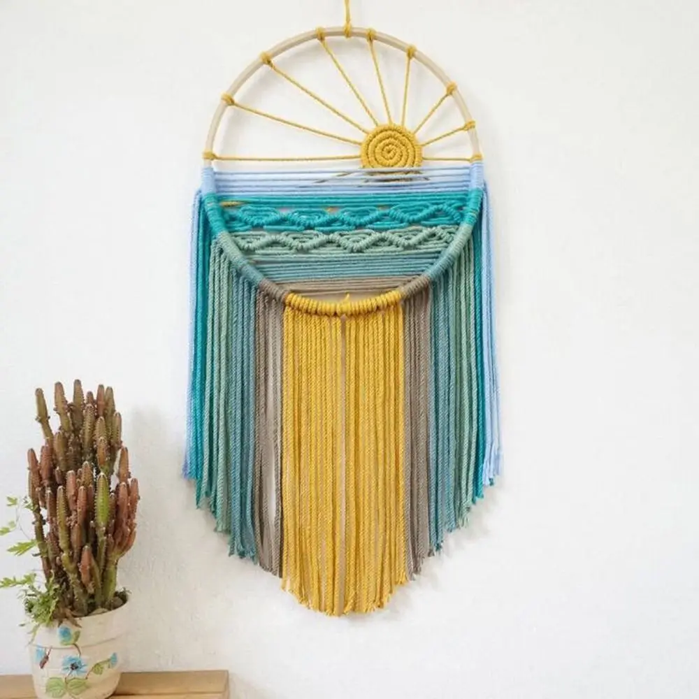 Boho zon-wandkleed aan witte muur met cactus