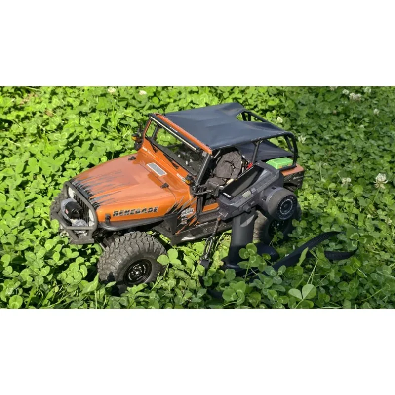 Gros plan sur le toit à l'échelle pour Axial SCX10 III CJ-7, mettant en valeur les vis et la structure renforcée.