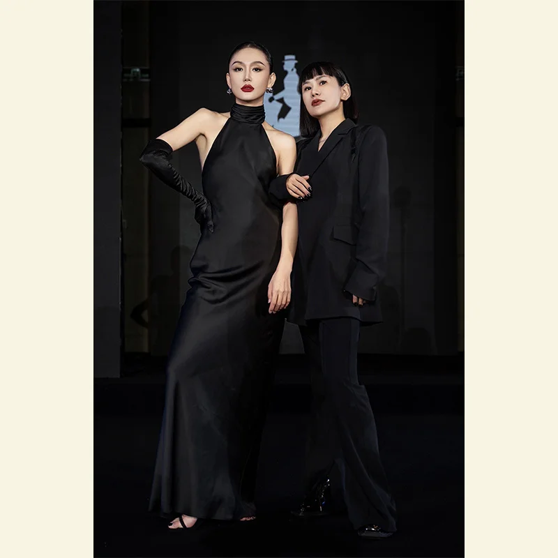 

2023 Summer New and Powerful Women's Dress with High Quality French Black Satin Acetic Acid Hanging Neck Dress