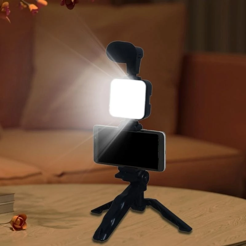 휴대폰 동영상 블로그 키트에는 크리에이터 스타터를 위한 안정적인 삼각대 LED 조명과 지향성 마이크가 포함되어 있습니다.