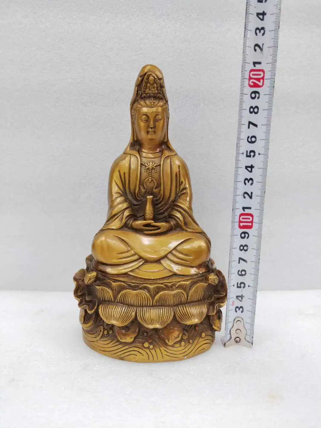 

Статуя Будды из античной бронзы, покрытая шламом и увлажняющими украшениями