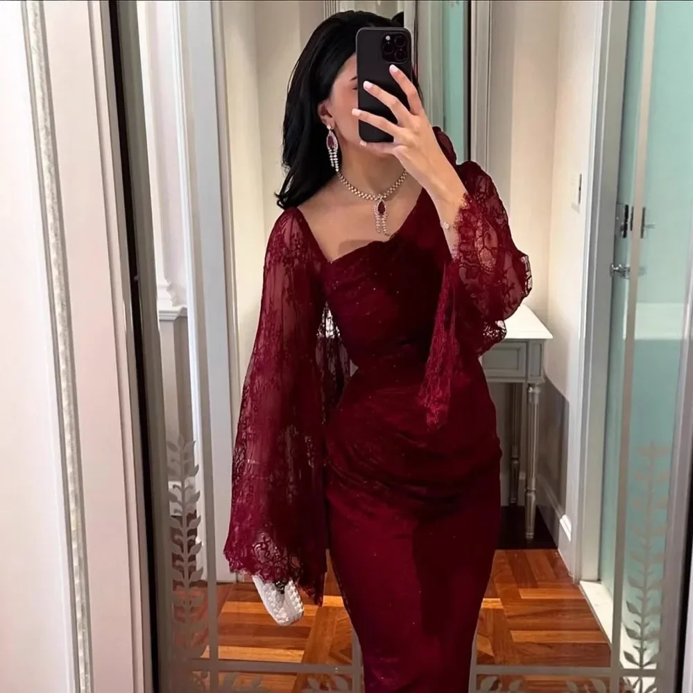 فستان سهرة أنيق من الدانتيل مع ترتر ملفوف حول الجس...